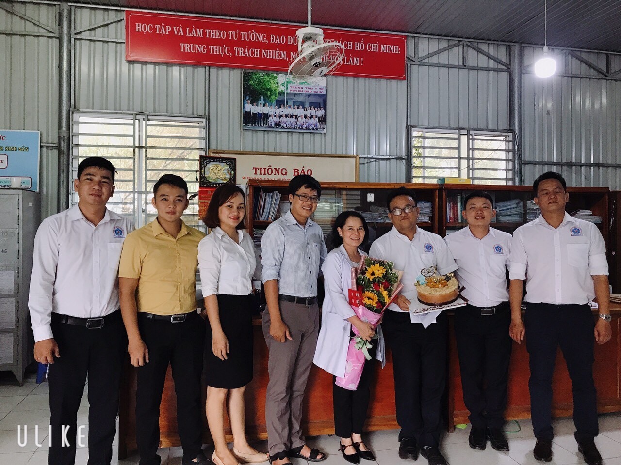 Cán bộ, bác sĩ khu cách ly nhận hoa và thư cảm ơn của chị D. Ảnh: TTYT Bàu Bàng.