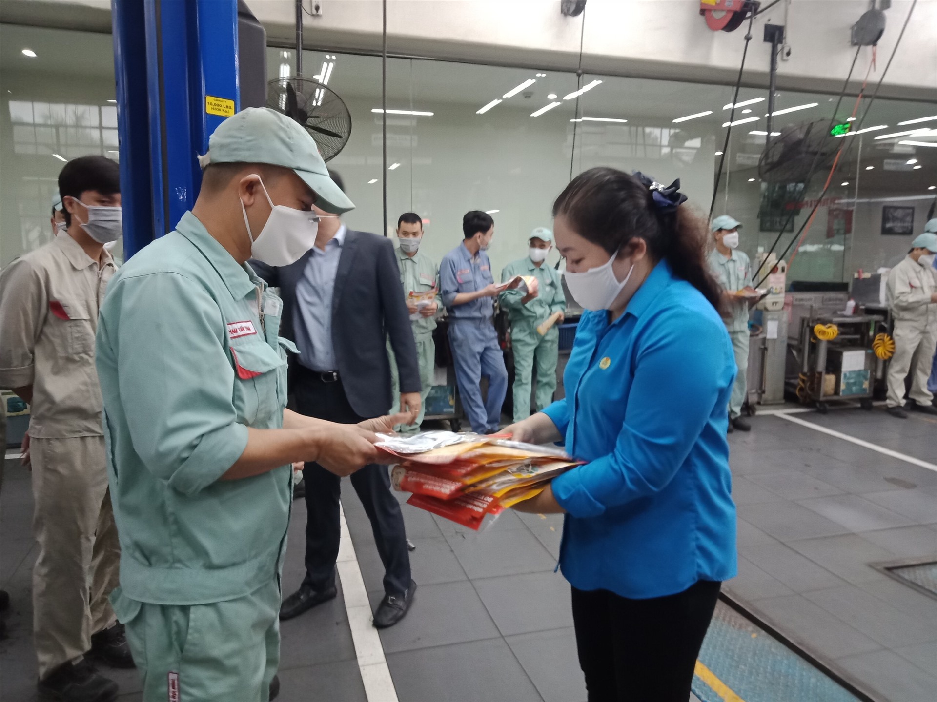LĐLĐ quận Hoàng Mai phát tờ rơi cho CNLDF