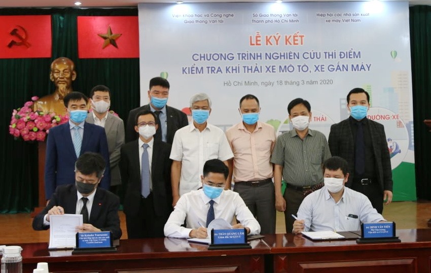 Lễ ký kết thực hiện chương trình hợp tác nghiên cứu thí điểm kiểm tra khí thải môtô, xe máy đang lưu hành trên địa bàn TPHCM. Ảnh: M.Q