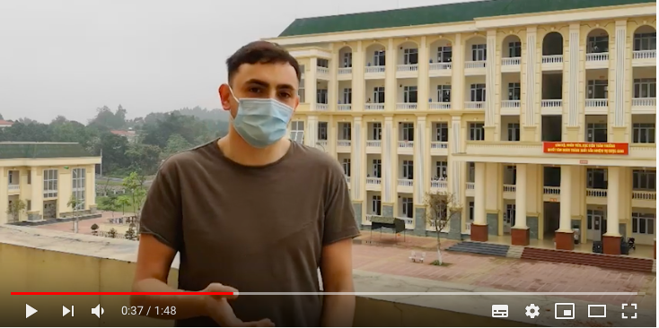 Gavin Wheeldon quay video chia sẻ về tình hình ở khu cách ly. Ảnh: Video Youtube