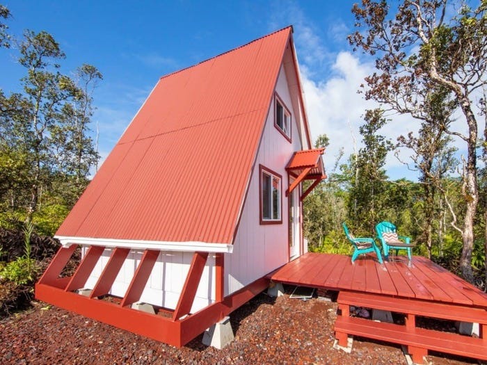 Nhà mái dốc 11m2 tại Hawaii có hình dáng vô cùng ấn tượng. Bức tường màu trắng kết hợp với sắc đỏ tạo điểm nhấn cho toàn bộ căn nhà. Ảnh: T.H.L