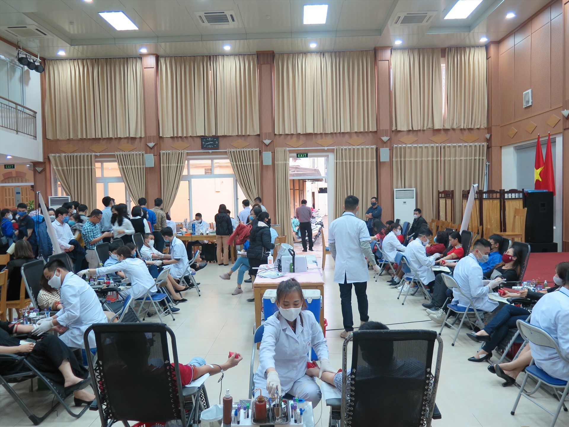 Rất đông đoàn viên tham gia hiến máu tình nguyện. Ảnh: B.H