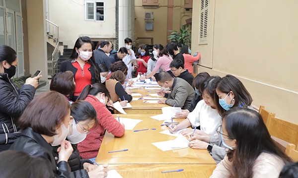 Các đoàn viên công đoàn cơ quan BHXH Việt Nam đăng ký hiến máu tình nguyện. Ảnh: B.H