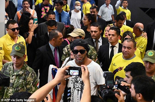 Ronaldinho khi mới đến Paraguay hôm 6.3. Ảnh: Getty.