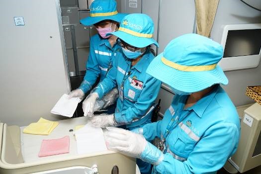Có 3 loại khăn vệ sinh được dùng. Cụ thể, khăn trắng vệ sinh các bề mặt khoang hành khách, hành lý; Khăn vàng vệ sinh nhà bếp và Khăn hồng vệ sinh toilet.