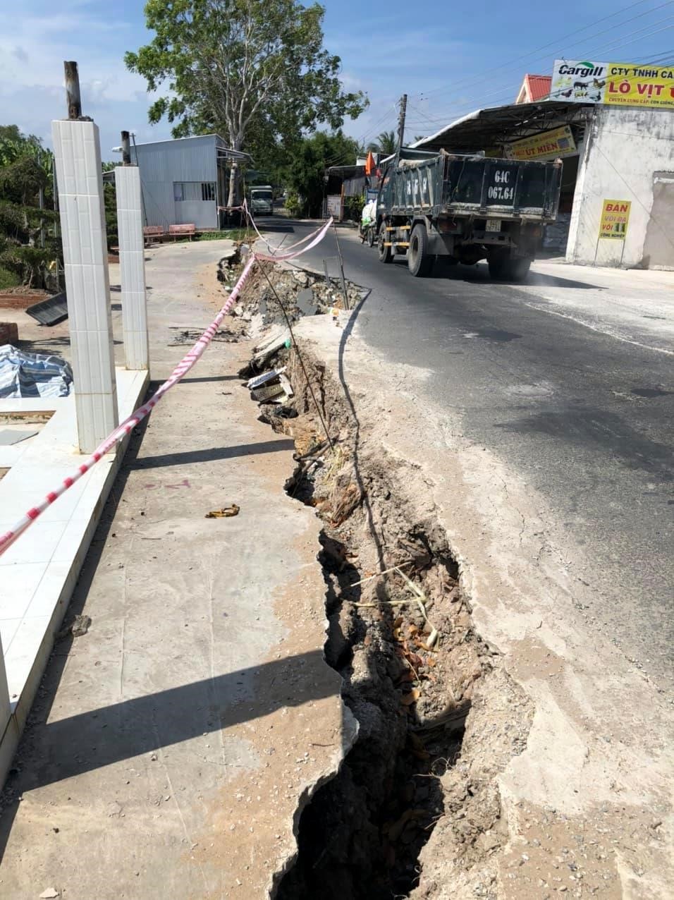 Một đoạn đường giao thông về UBND xã bị nức (ảnh Nhật Hồ)