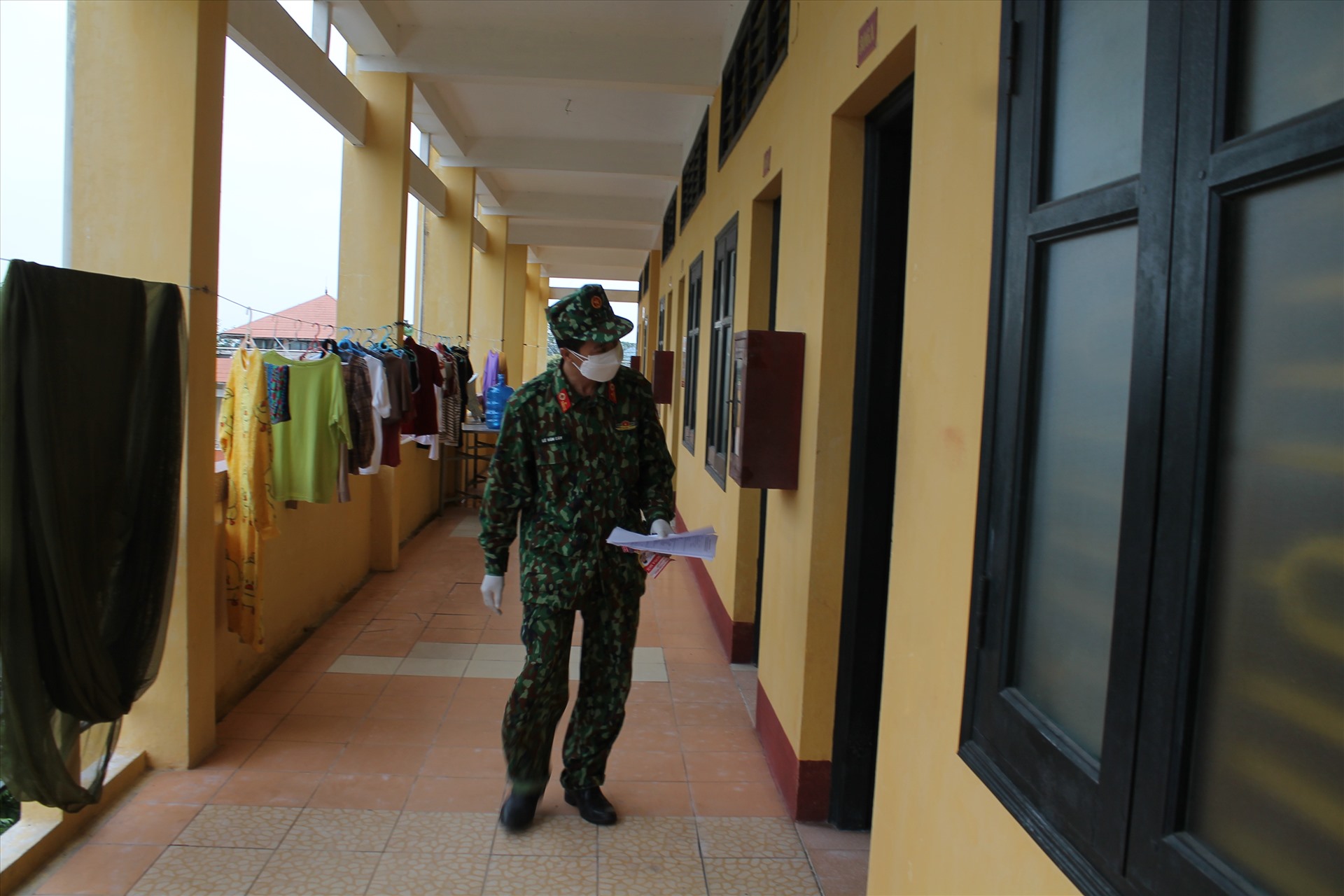 Cán bộ, chiến sĩ đến từng phòng nhắc nhở người dân kiểm tra nhiệt độ, lắng nghe tâm tư, nguyện vọng của người cách ly.