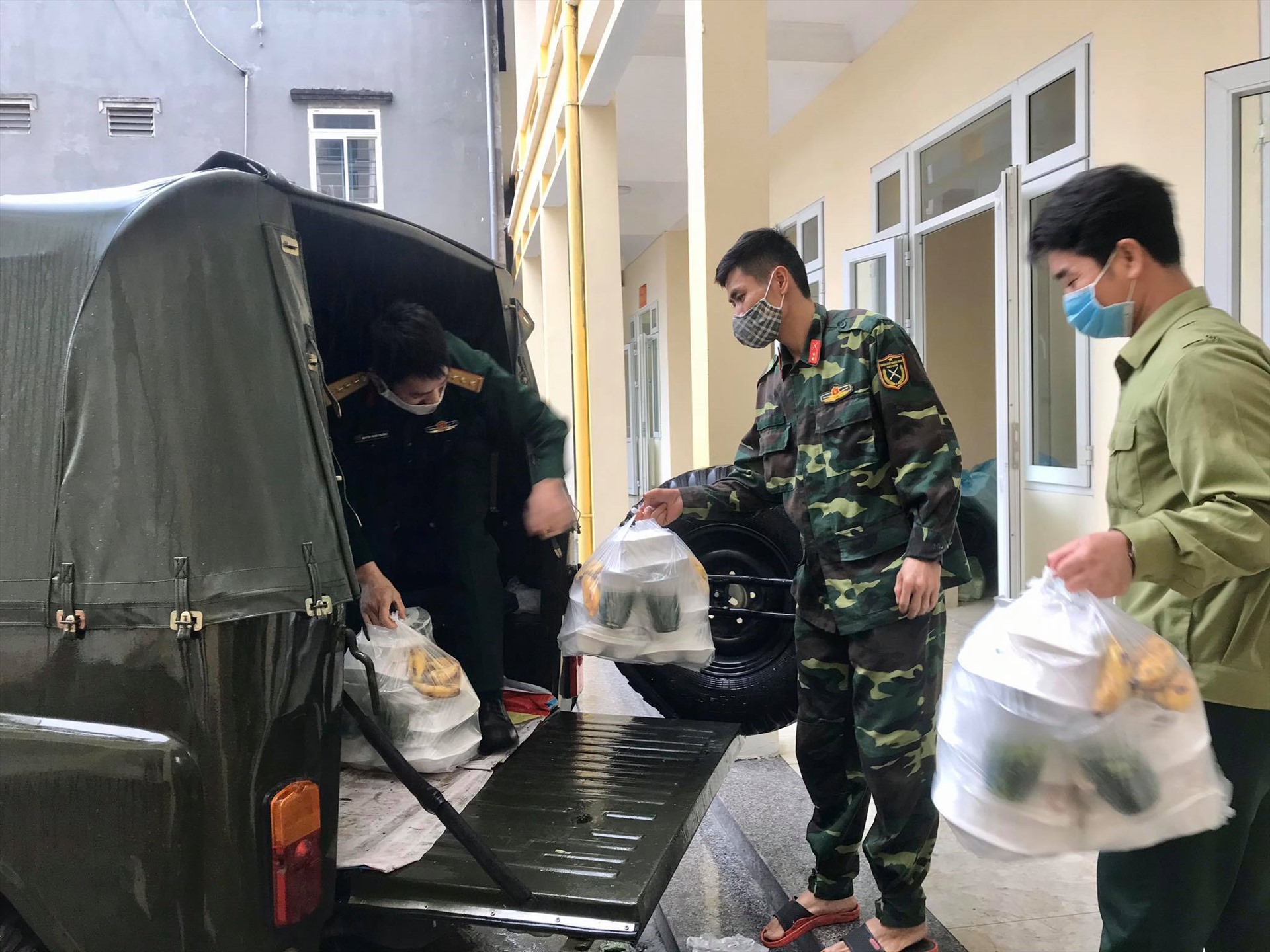 Những bữa ăn, giấc ngủ của người cách ly đều được cán bộ, chiến sĩ chăm sóc tận tình, chu đáo.
