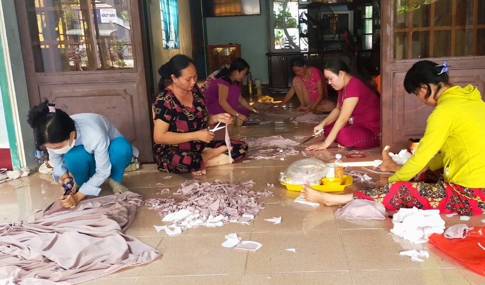 Giáo viên thuộc CĐCS các trường trên thị trấn Nhà Bàng (huyện Tịnh Biên) tổ chức may khẩu trang ứng phó Covid-19. Ảnh: LT