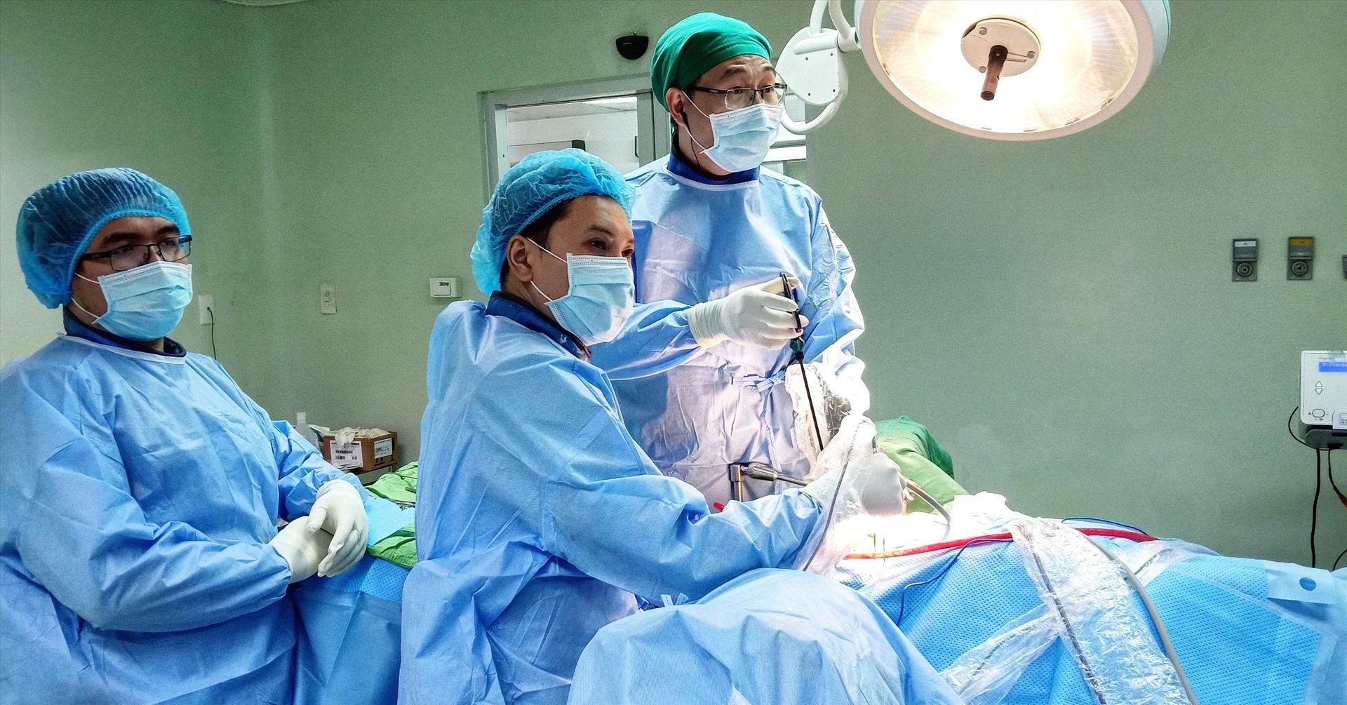 Các bác sĩ của Bệnh viên Đa khoa Trung ương Cần Thơ phối hợp phẫu thuật lấy đầu viên đạn trong người cựu chiến binh. Ảnh: BVCC