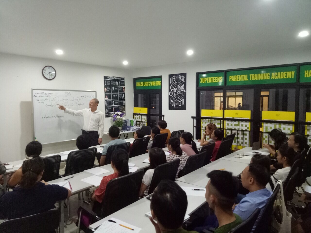 Phụ huynh, học sinh từ nhiều vùng miền trong cả nước trở thành học viên của thầy Sang
