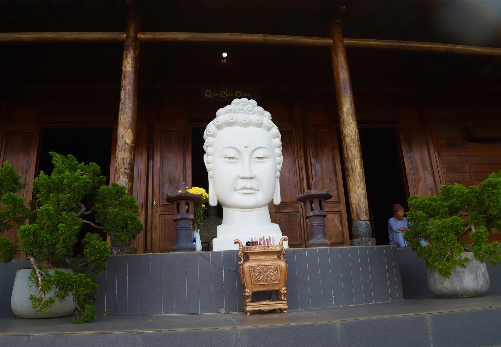 Đây là nơi tôn nghiêm nên khi lên đây không nên làm ồn và cũng đừng nên bẻ hoa cành lá để mất đi vẻ đẹp vốn có của nó nhé. Mới đầu khi đến đây, bạn nên nghỉ ngơi uống chút nước để lấy lại sức. Đừng mãi mê nhìn khung cảnh rừng núi hùng vĩ mà quên vào bên trong nhé. Khi vào trong chùa bạn sẽ được nhìn ngắm kiến trúc độc đáo, những pho tượng bằng đồng uy nghi, tráng lệ.