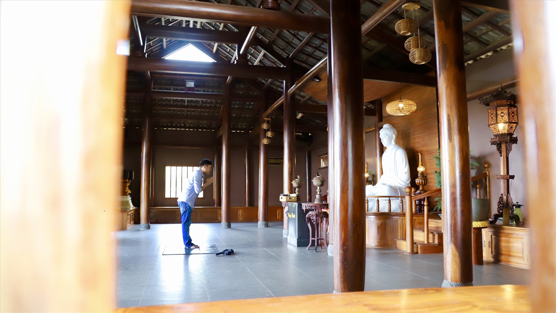Nếu bạn tin vào Phật thì hãy thành tâm bái lạy để cầu chúc cho mình và gia đình những điều tốt đẹp. Nên nhớ khi đi trong chánh điện, hãy giữ yên lặng để không làm phiền đến người khác cũng như làm mất đi vẻ uy nghiêm nơi linh thiêng.