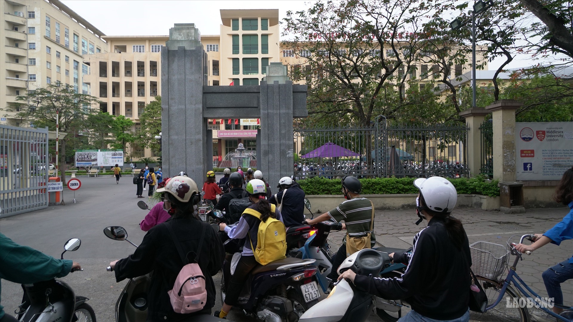 Tại Học viện Báo chí và Tuyên truyền, cán bộ y tế cùng đội tình nguyện thực hiện việc đo nhiệt độ cho sinh viên trước khi vào trường học tập. Ảnh: Học viện Báo chí và Tuyên truyền.