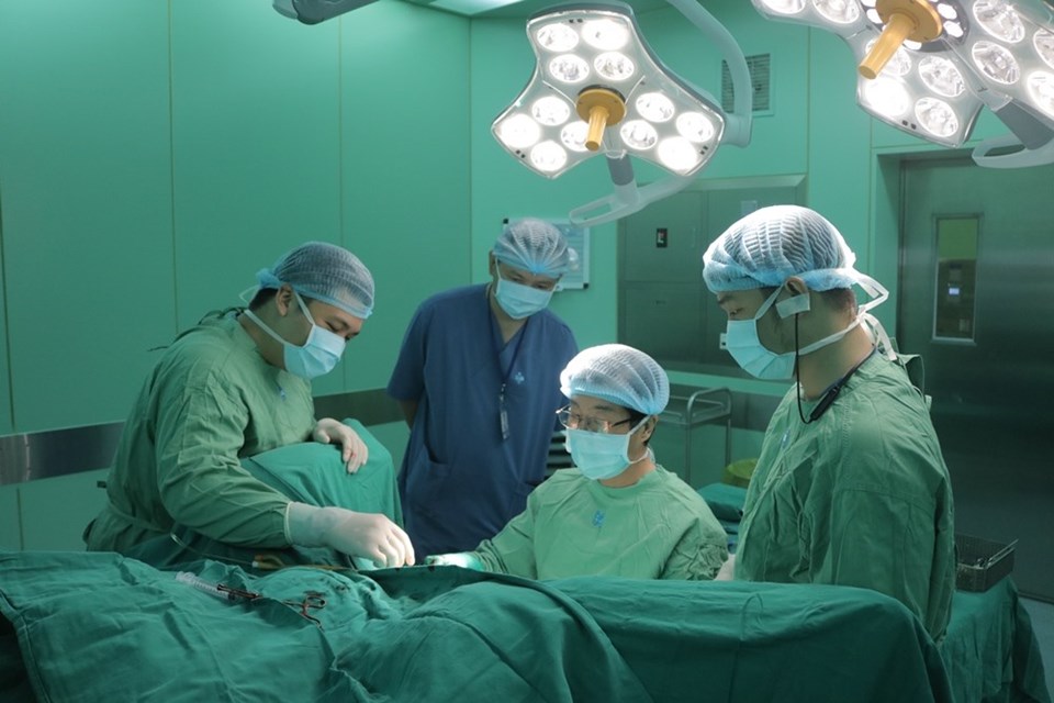 PGS TS BS. Nguyễn Văn Ân và ekip thực hiện thủ thuật điều trị cho người bệnh. PGS TS BS. Nguyễn Văn Ân và ekip thực hiện thủ thuật điều trị cho người bệnh.