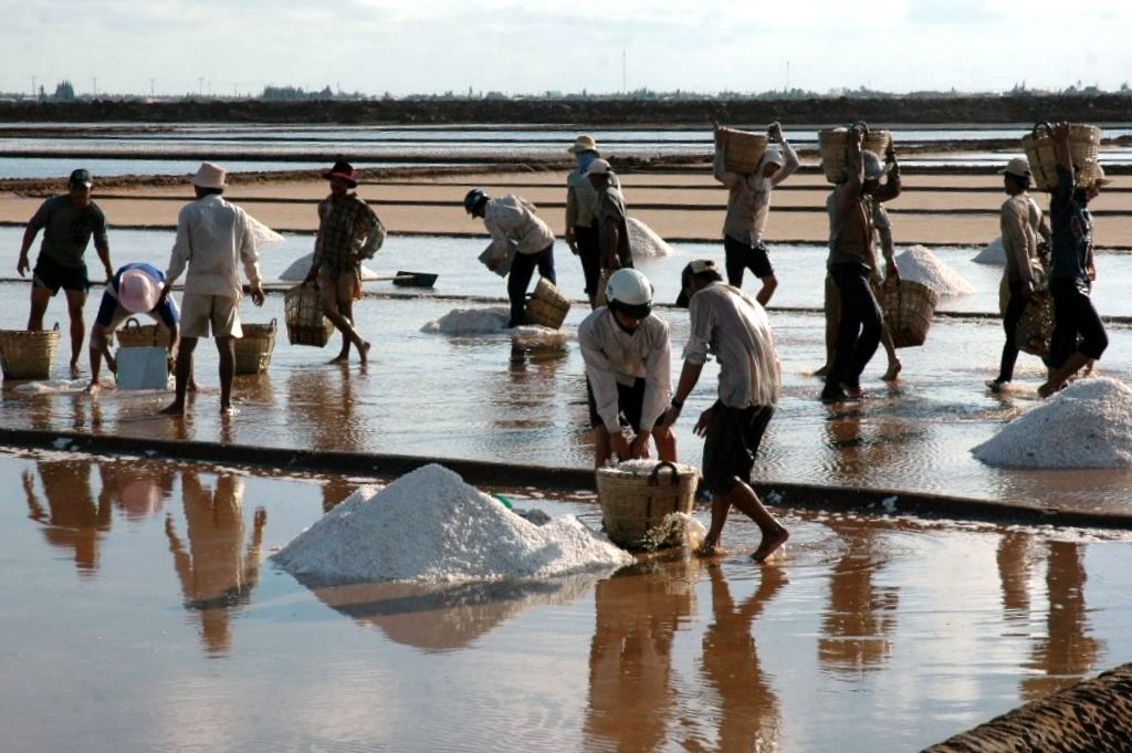 Nắng nóng, hạn mặn kéo dài nghề làm muối cho thu nhập khá (ảnh Nhật Hồ)