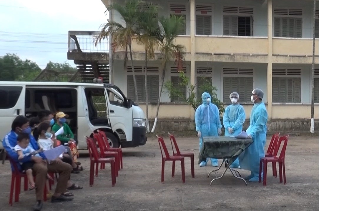 cach ly thanh nien tu vung co dich ve quang tri co trieu chung sot