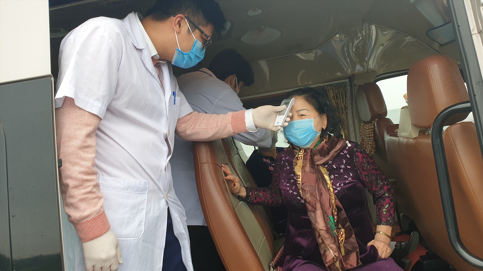 Tất cả du khách, hành khách đều phải được kiểm tra thân nhiệt trước khi vào địa phận Quảng Ninh. Ảnh: Nguyễn Hùng