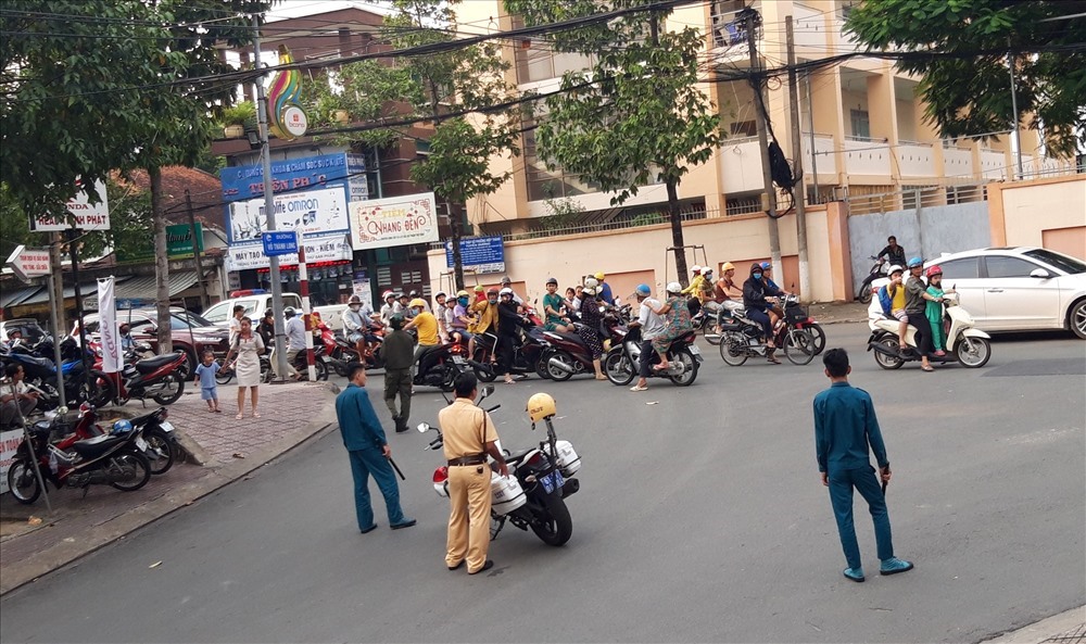 Công an phong tỏa để khám xét cửa hàng tạp hóa nơi Nghiêm gửi gói thuốc nổ cho Dương. Ảnh: Đình Trọng