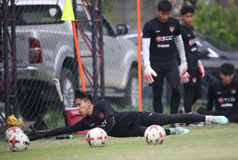 4 thủ thành khác của Muangthong United tập luyện. Ảnh: Muangthong FC