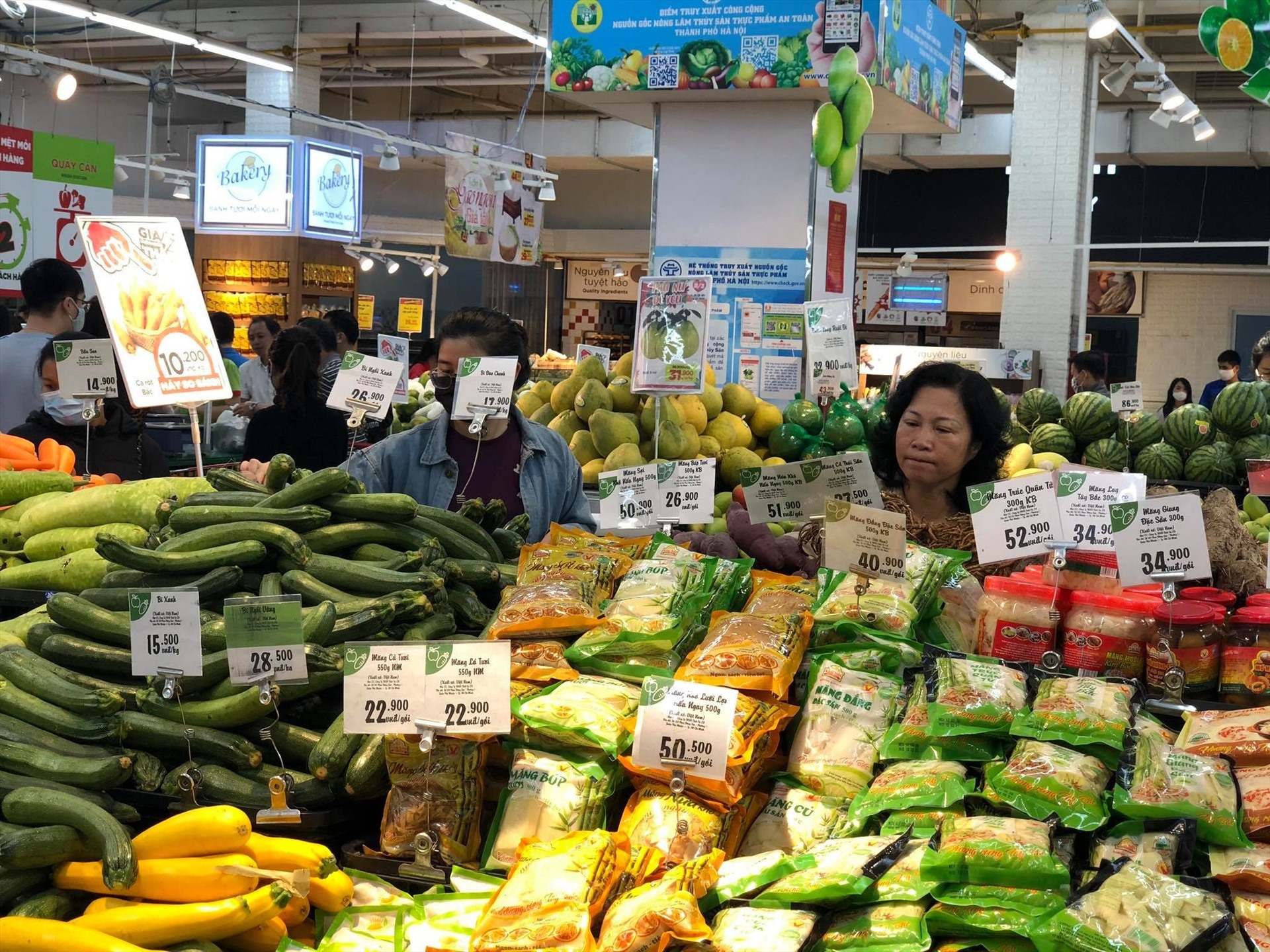 Siêu thị đầy ắp hàng hoá. Ảnh: Ngô Cường