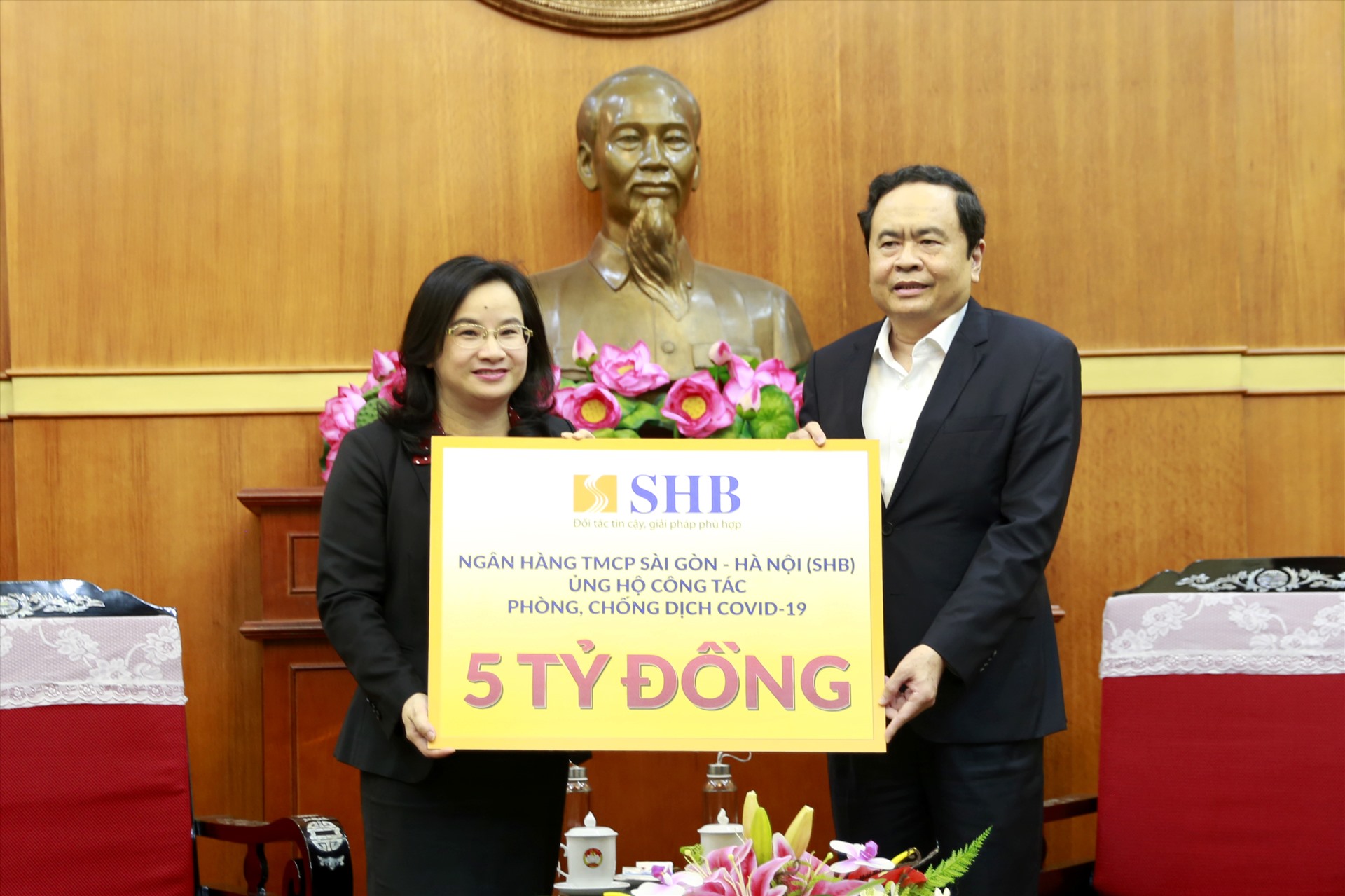 Ngân hàng SHB chung tay ủng hộ chống dịch COVID-19