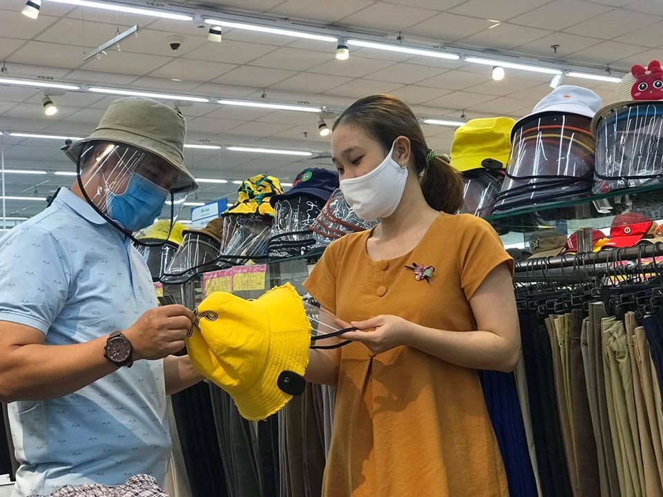 khách chọn mua nón chống dịch tại siêu thị Co.opmart Tân An. khách chọn mua nón chống dịch tại siêu thị Co.opmart Tân An.