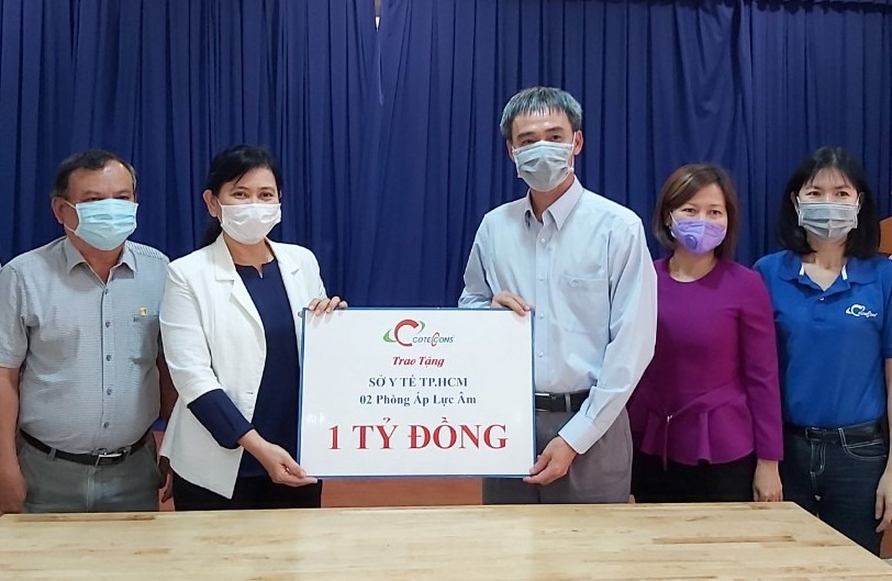 Đại diện Ban Giám đốc, Công đoàn Công ty Cổ phần Coteccons (bên phài) trao tặng 1 tỉ đồng để ngành y tế TP.Hồ Chí Minh lắp đặt 2 buồng áp lực âm. Ảnh Nam Dương