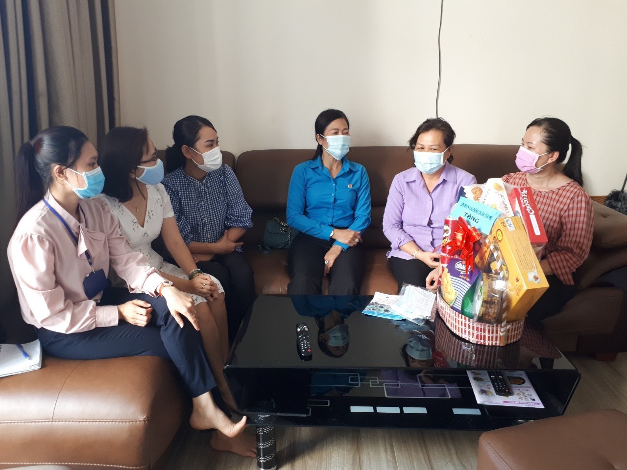 Đoàn LĐLĐ Quận Tân Phú thă, cám ơn chủ nhà trọ Nguyễn Thị Thu Hà giảm tiền thuê trọ và tặng gạo cho NLĐ thuê trọ. Ảnh Nam Dương