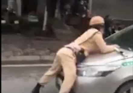 Trung úy CSGT bị lái xe taxi hất văng lên nắp capo. Ảnh cắt từ clip
