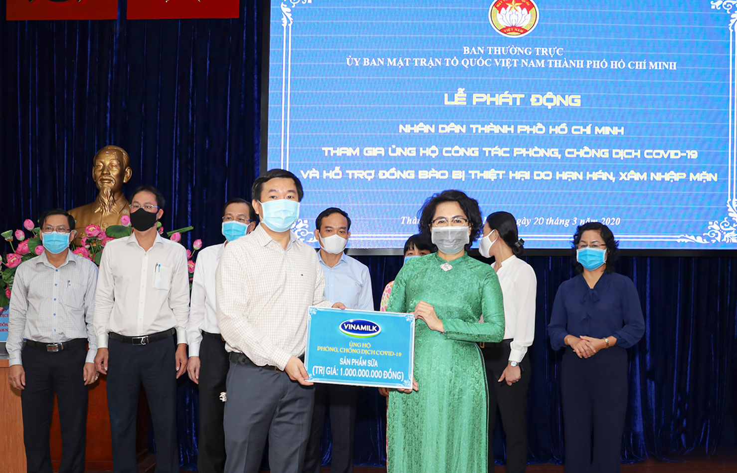 Đại diện Vinamilk trao tặng sản phẩm dinh dưỡng trị giá 1 tỷ đồng để hỗ trợ đội ngũ cán bộ y tế tuyến đầu chống dịch của TP.HCM.