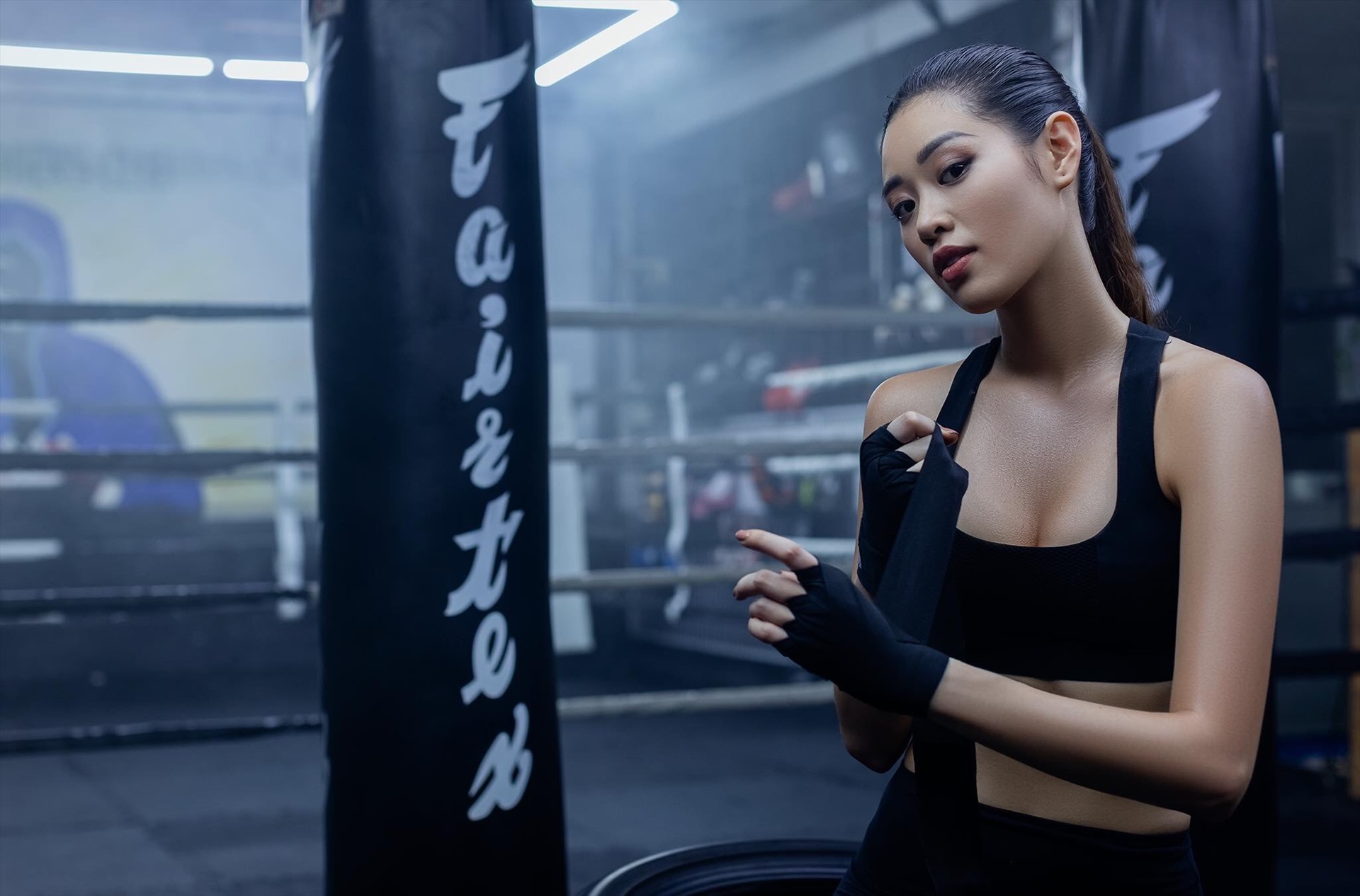 Đồng thời, Hoa hậu Khánh Vân cũng gửi đến khán giả bộ ảnh với hình ảnh một cô gái mạnh mẽ đang đánh boxing, với thông điệp “Hãy lên tiếng”. Vốn được biết đến với hình ảnh dịu dàng, nhẹ nhàng trong tà áo dài, lần này Hoa hậu Khánh Vân thay đổi bản thân, dùng chính câu chuyện đi học boxing để tự vệ nhằm truyền tải năng lượng tích cực và kêu gọi cộng đồng cùng lên tiếng với vấn nạn xâm hại tình dục trẻ em gái vị thành niên. Ảnh: Nguyễn Long.