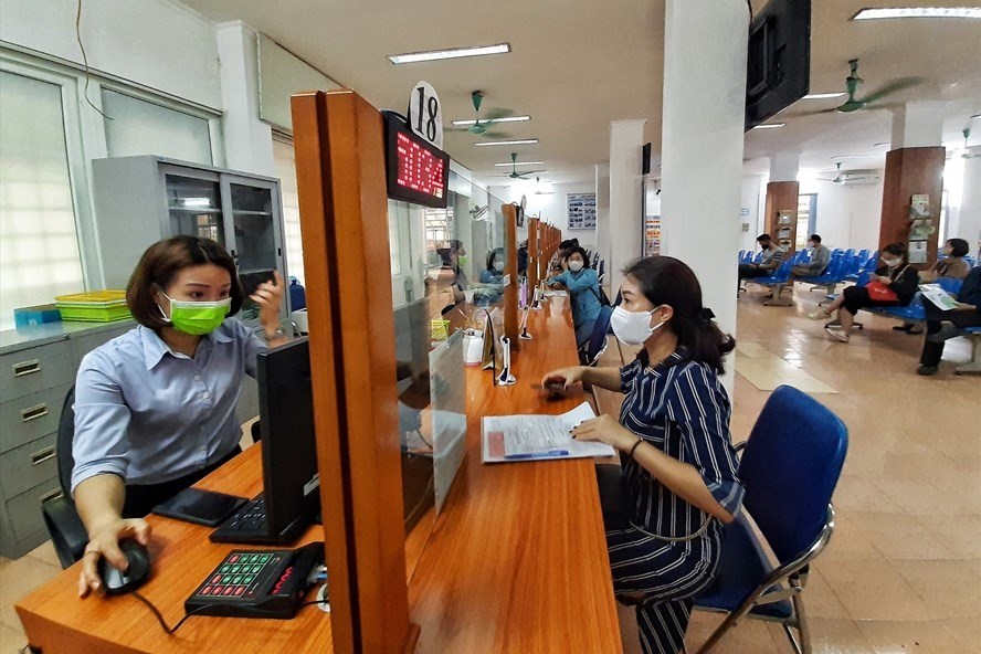 Người lao động đến làm thủ tục đề nghị hưởng trợ cấp thất nghiệp ở Trung tâm Dịch vụ việc làm Hà Nội. Ảnh: PV