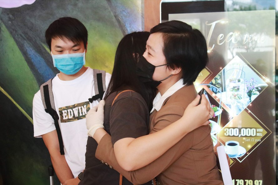Một du khách Hồng Kông ôm chào tạm biệt nhân viên khách sạn Vanda Đà Nẵng sau 14 ngày gắn bó, cùng nhau cách ly vì dịch COVID-19