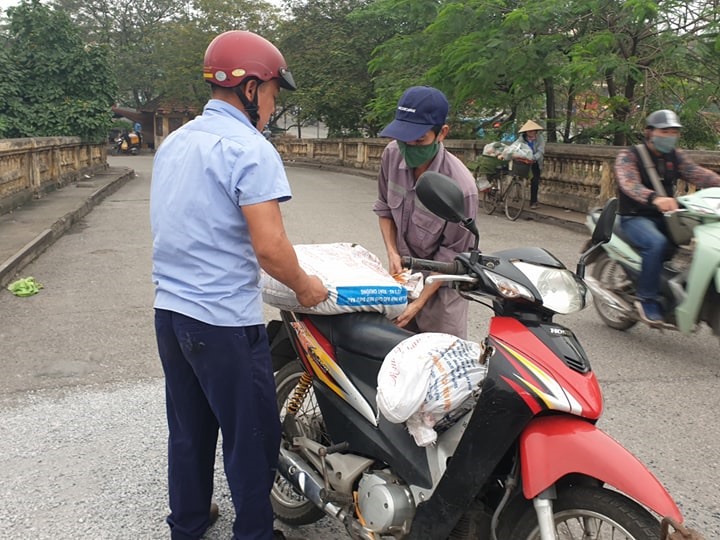 Tổ thi công phải sử dụng xe máy để vận chuyển đá mạt lên cầu.