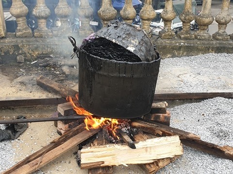 Công nhân chia thành 2 địa điểm để đun nấu nhựa đường là đầu và giữa cầu Long Biên.