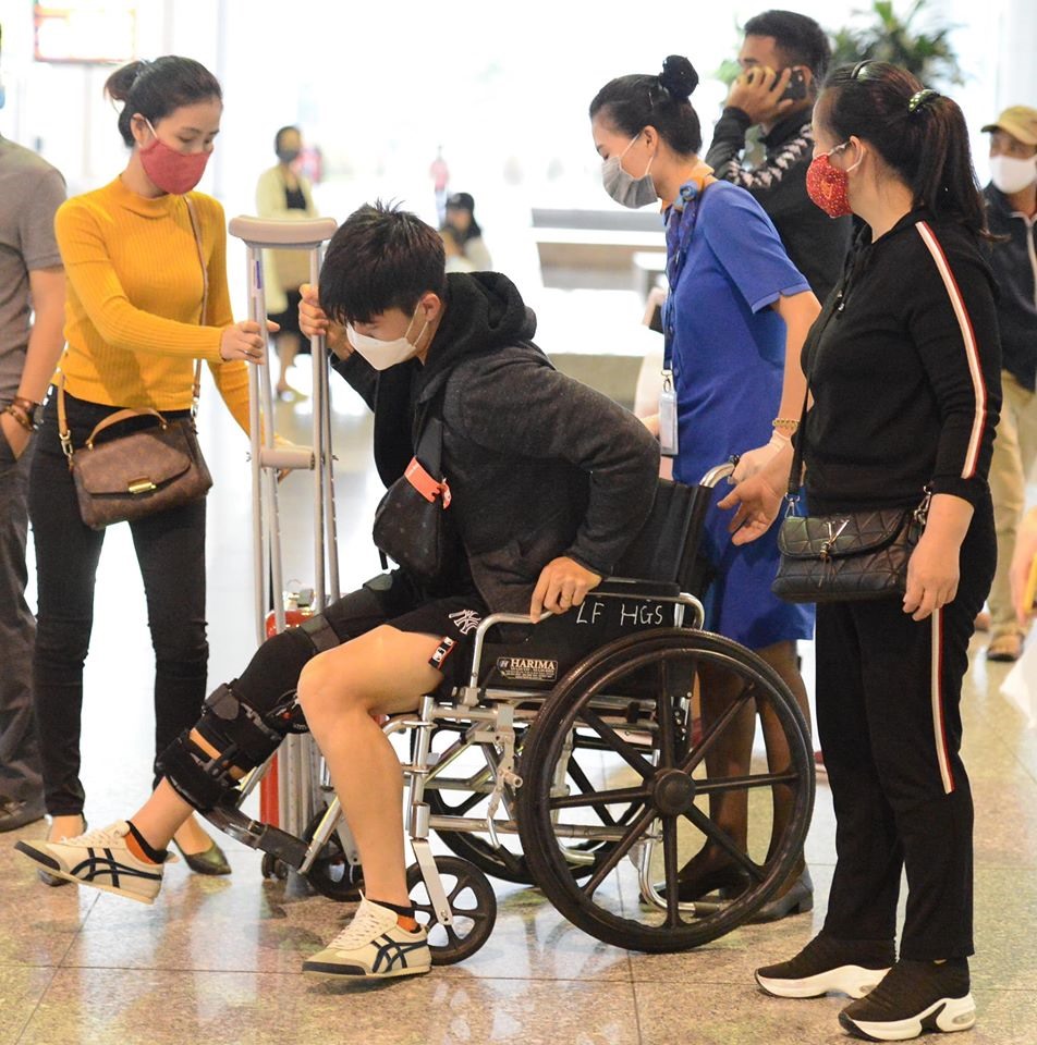 Hậu vệ Duy Mạnh sau khi phẫu thuật tại Singapore cũng sẽ chuyển đến trung tâm PVF để tập hồi phục. Ảnh: HNFC