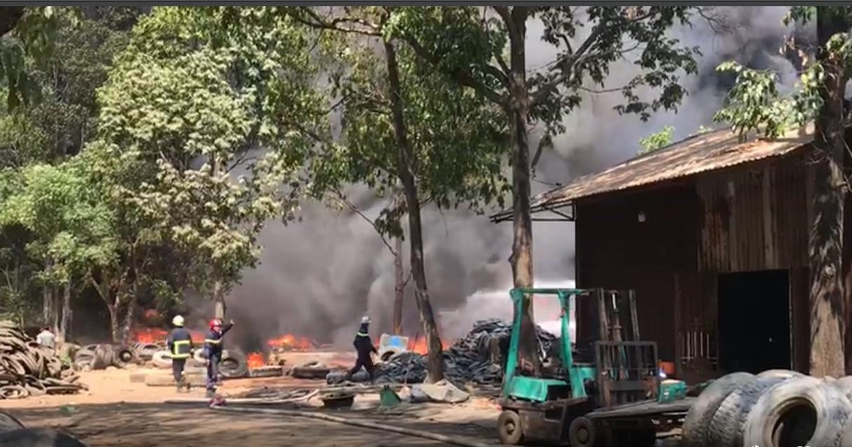 Bên trong bãi chứa lốp ô tô. Ảnh: Đình Trọng