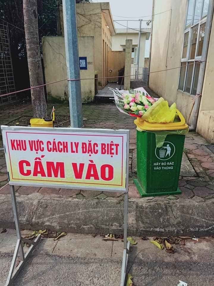 Hình ảnh được cho là của một bệnh nhân sau khi ra viện đã vứt ngay bó hoa vào thùng rác tại bệnh viện Quốc Oai
