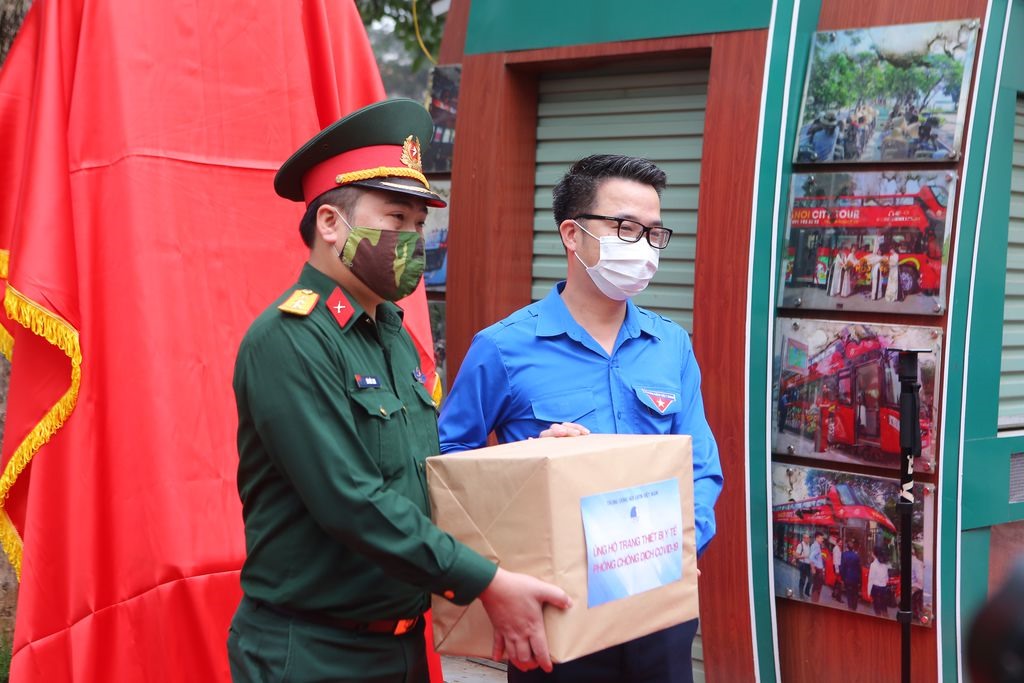 Trung ương Hội Liên hiệp thanh niên Việt Nam trao tặng thiết bị cho Bộ Tư lệnh Thủ đô.