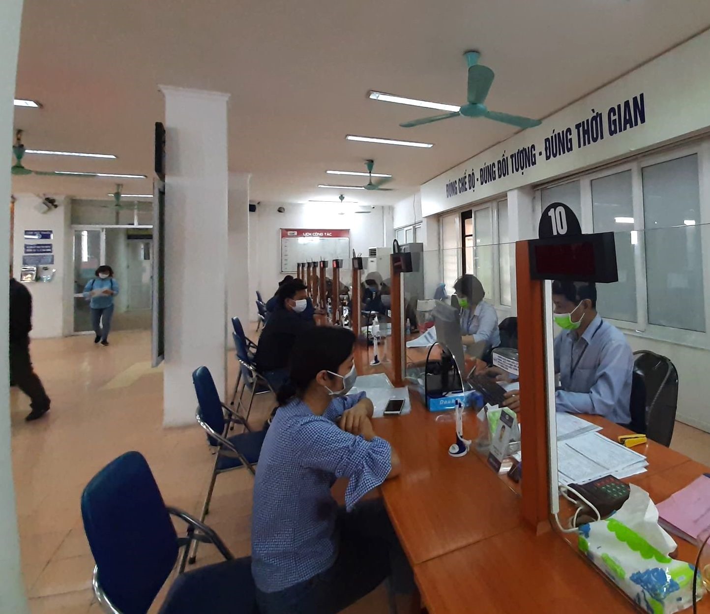 Người lao động đến giải quyết thủ tục Bảo hiểm thất nghiệp. Ảnh PV