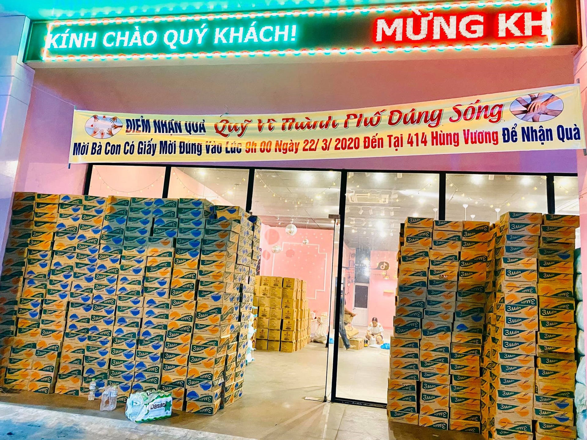 Những phần quà nghĩa tình chung sức giúp người khó khăn vượt qua thử thách dịch Covid-19 (ảnh TH)