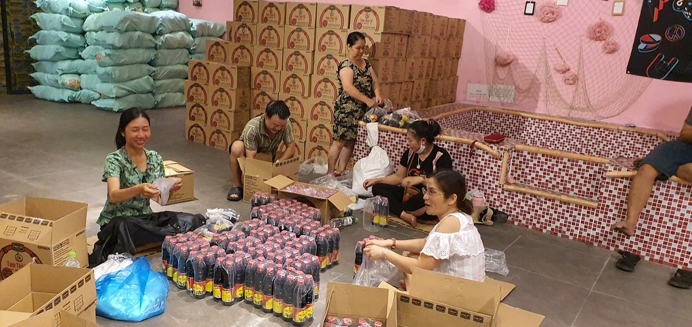 Các mạnh thường quân Đà Nẵng chung sức cùng người lao động vượt qua dịch Covid-19 (ảnh TH)