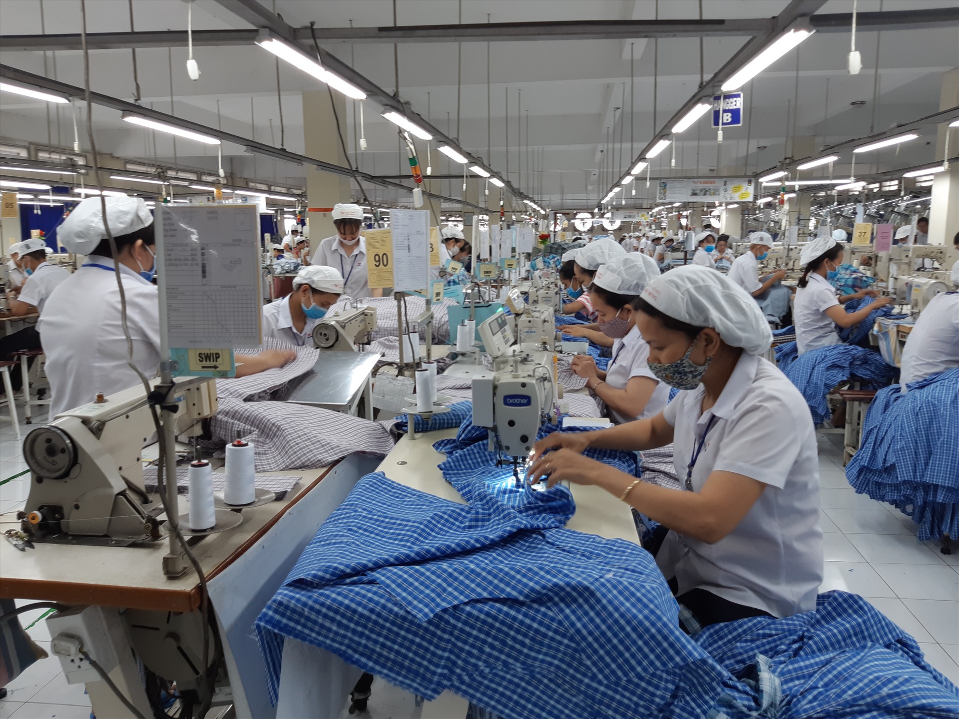 Doanh nghiệp dệt may là đối tượng có thể được tạm dừng đóng BHXH nếu đáp ứng đủ điều kiện. Ảnh Nam Dương