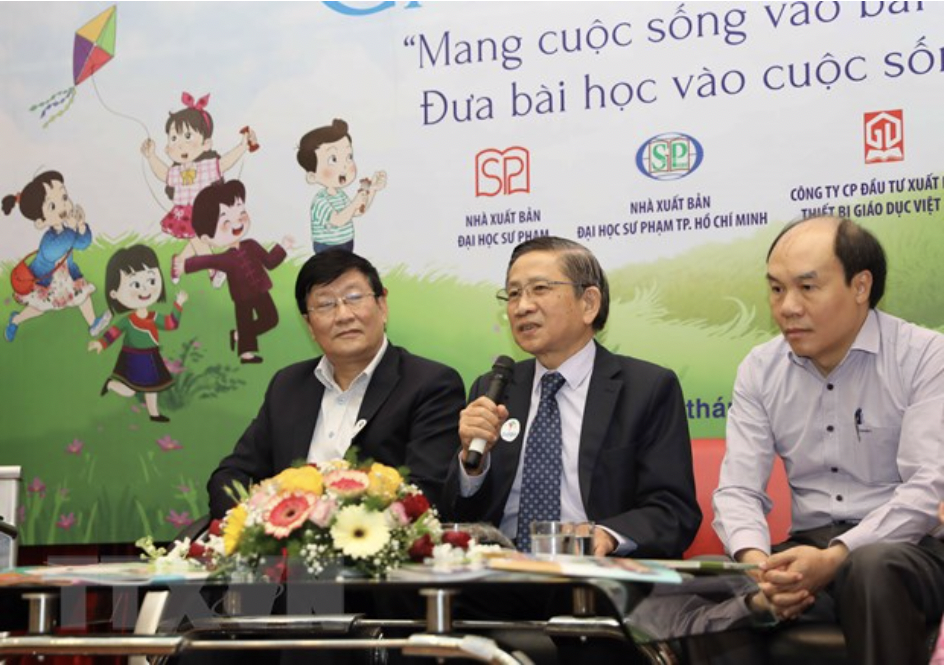 GS Nguyễn Minh Thuyết cùng Tổng Chủ biên môn Toán, Tổng Chủ biên môn Tự nhiên và Xã hội.