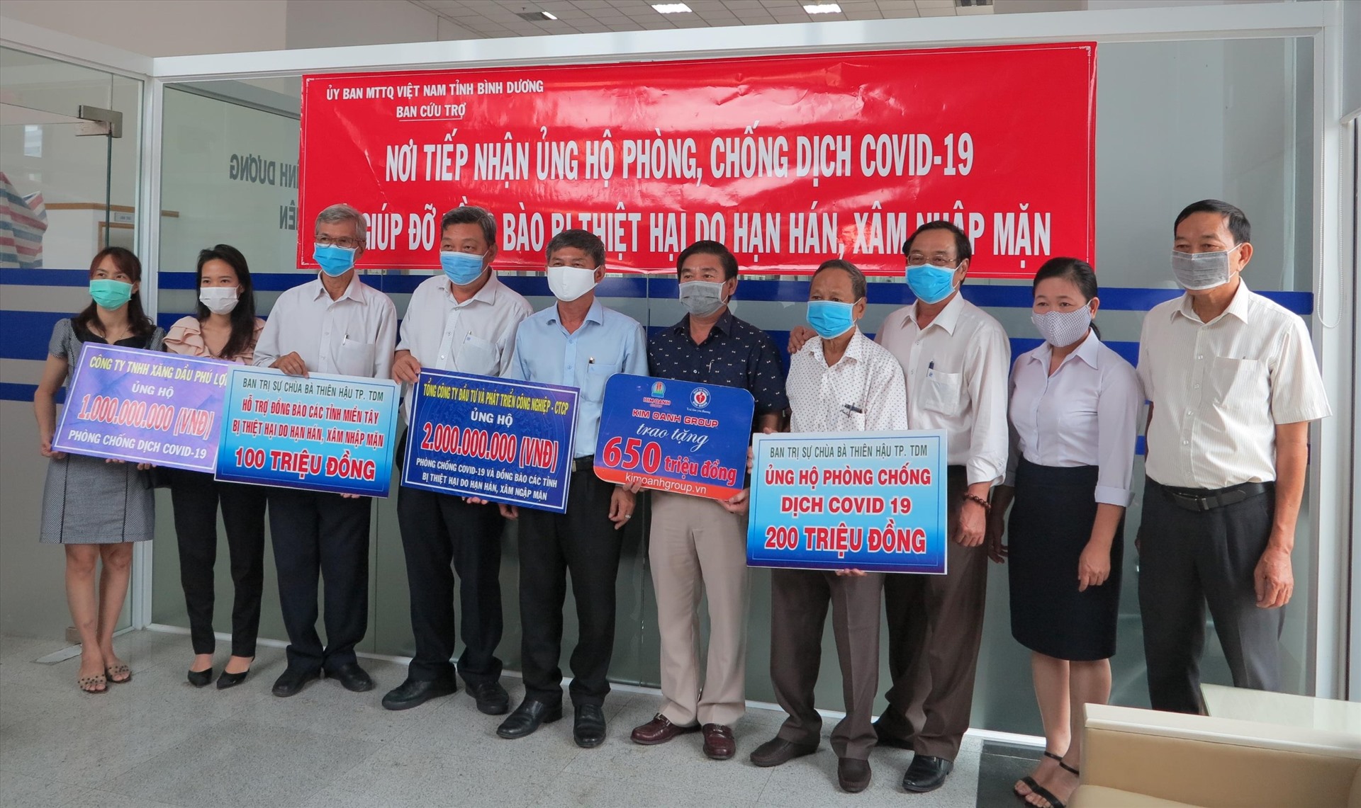 Các đơn vị, doanh nghiệp, cá nhân ở Bình Dương ủng hộ tiền để phòng chống dịch bệnh, hạn hán.
