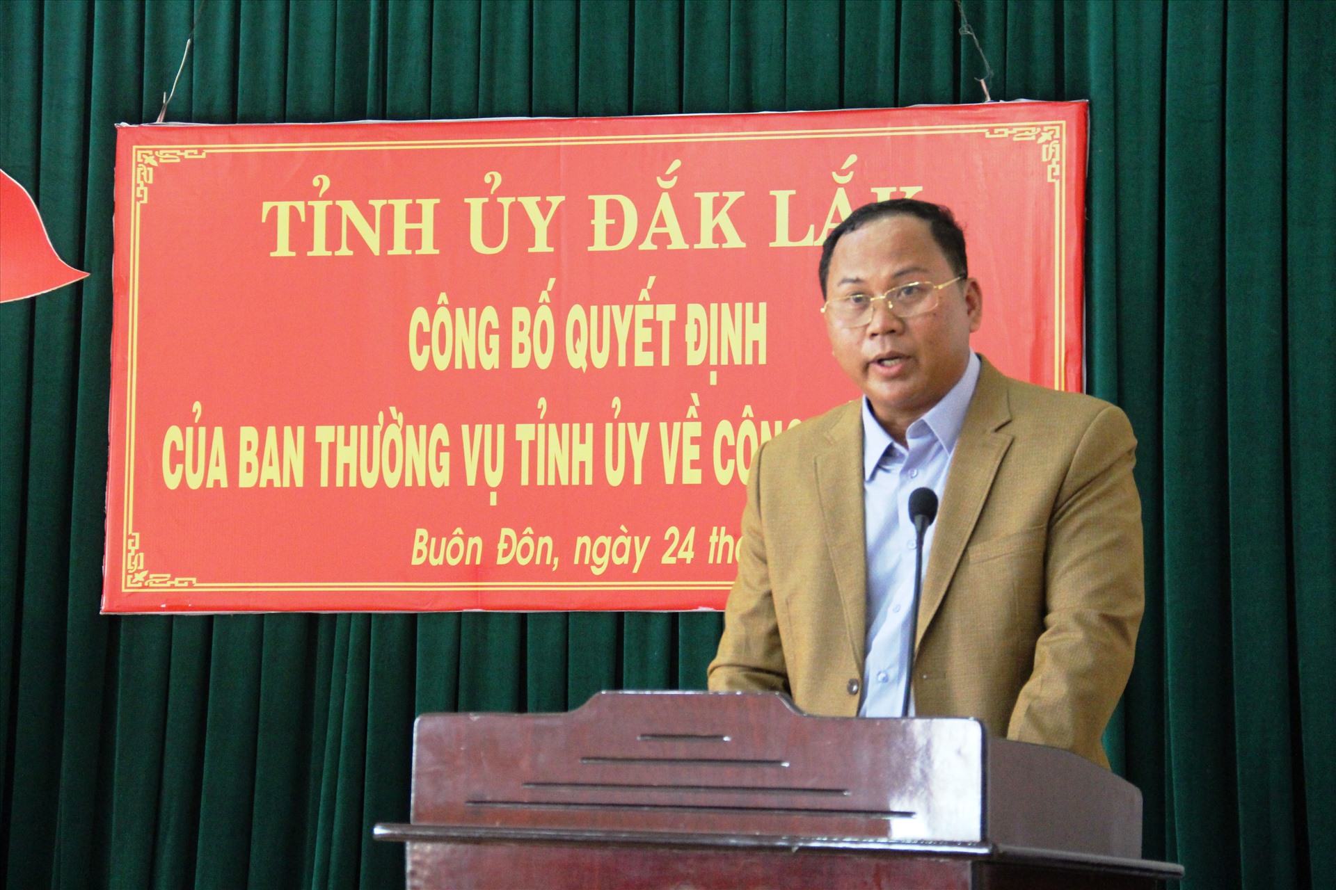 Ông Ya Toan Ênuôl, tân Bí thư Huyện ủy Buôn Đôn phát biểu nhận nhiệm vụ. Ảnh: Lx