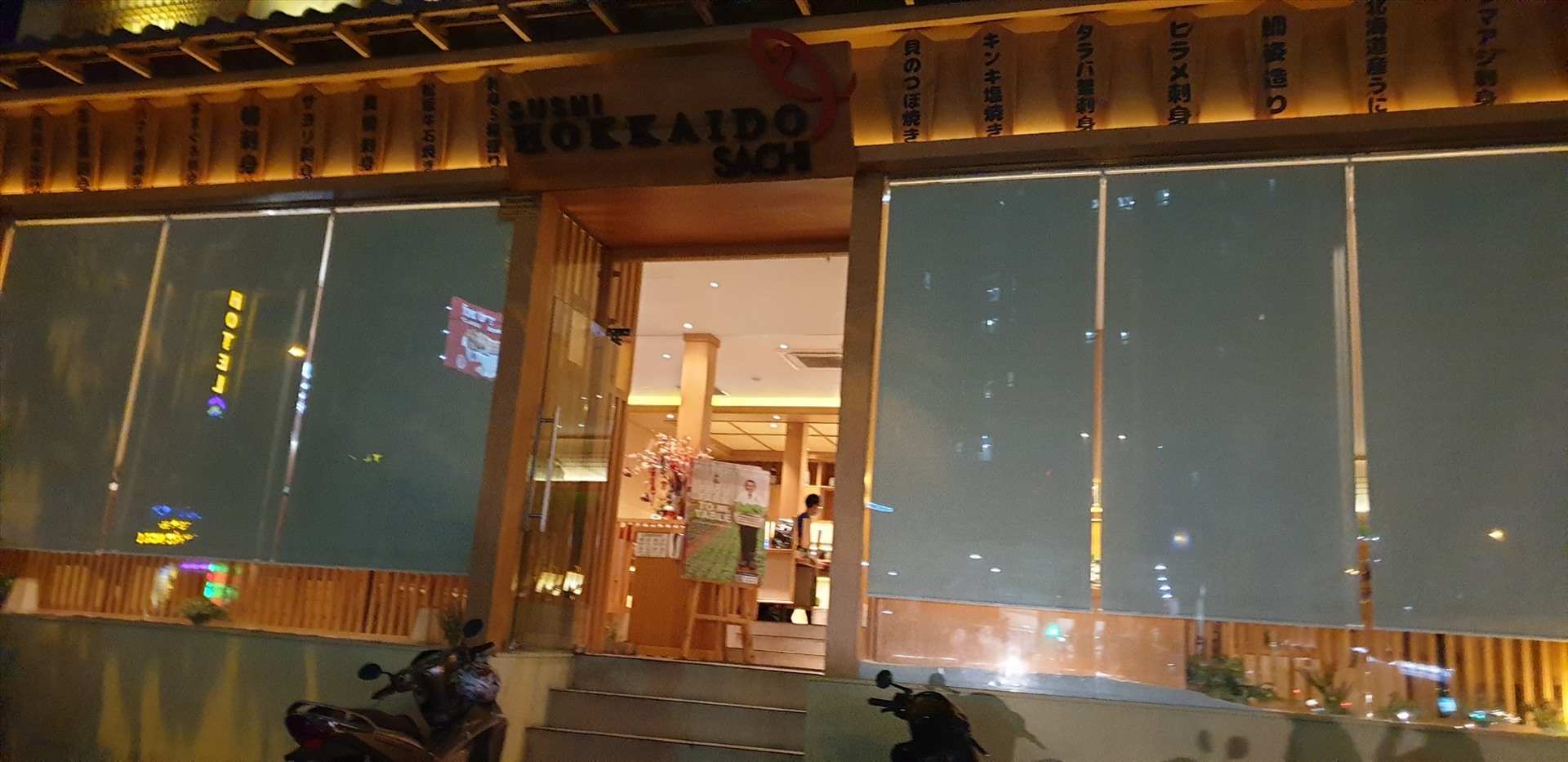Nhiều nhà hàng đã đóng cửa lúc 18h sau lênh