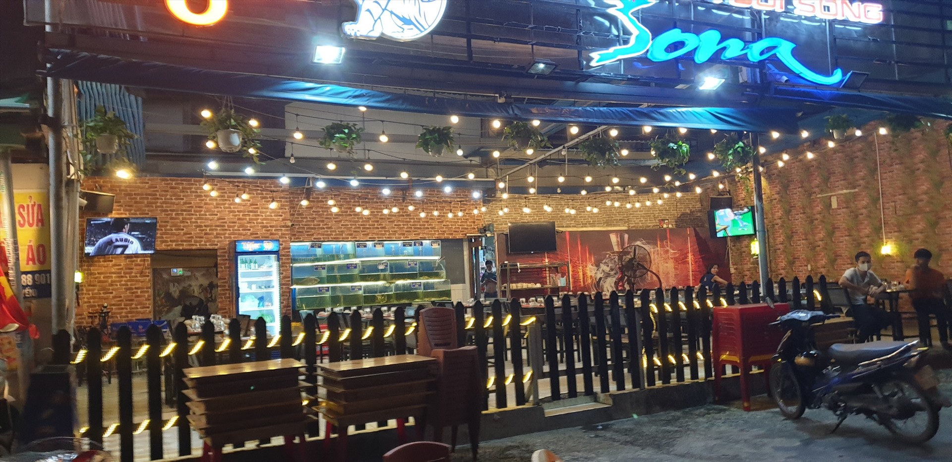 Có những nhà hàng dù vẫn bày bán nhưng vắng khách. Ảnh: HN