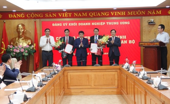 Bí thư Đảng ủy Khối Doanh nghiệp Trung ương Y Thanh Hà Niê Kđăm trao Quyết định của Ban Bí thư cho 2 đồng chí chỉ định tham gia Ủy viên Ban Chấp hành Đảng bộ Khối. Ảnh Anh Tùng